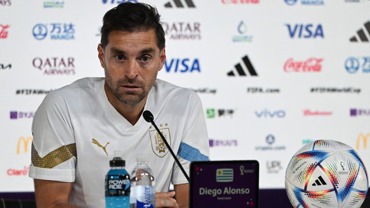 Diego Alonso se rinde ante la calidad de sus jugadores previo a estreno mundialista.