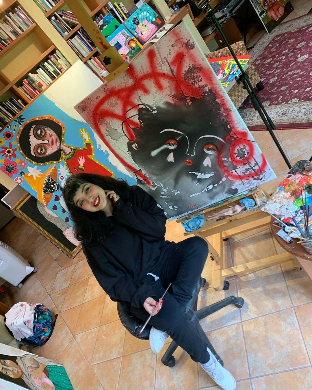 Así mismo, hemos sido testigos de otra faceta de la cantante, pues trabaja en un proyecto de artes plásticas, donde trata de expresar la identidad latinoamericana.