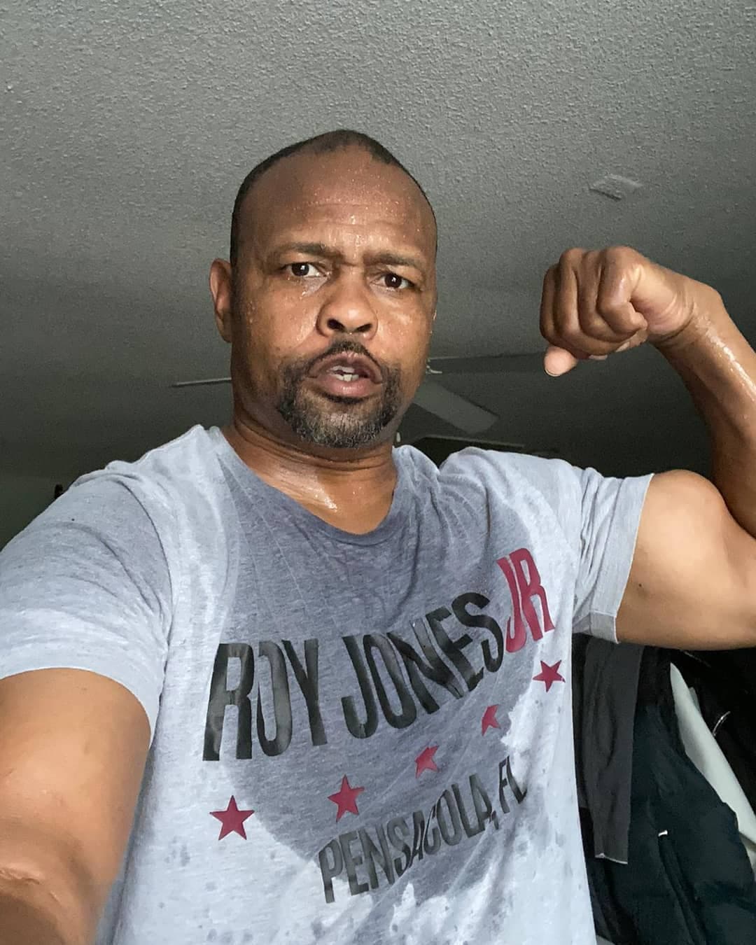 “Estoy feliz de que esta pelea entre Mike Tyson y yo suceda. Siempre estuve listo y también lo estaré esta vez. Quiero que todos mis fanáticos me apoyen y se sintonicen. ¡Será épico!”, escribió
<b>Jones Jr.</b> en sus redes sociales.