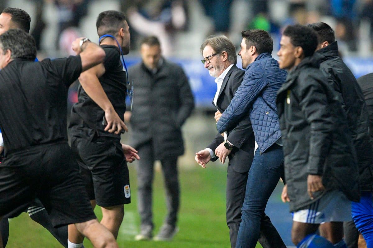 El entrenador del Oviedo, Juan Antonio Albacete, Anquela (centro), celebra el triunfo de su equipo que cortó una racha de tres jornadas sin ganar en la Liga 123.