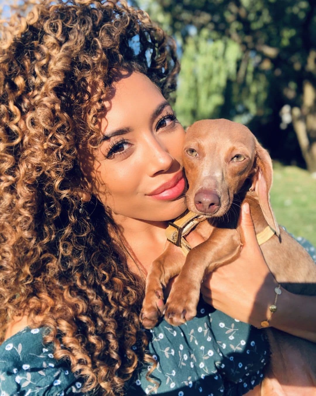 En 2015, Ewen hizo su debut en West End, interpretando a Vanessa en el elenco original de Londres de In the Heights.