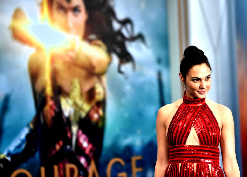La primera película de Wonder Woman recaudó en su debut, 103 millones de dólares, claro que no había coronavirus.