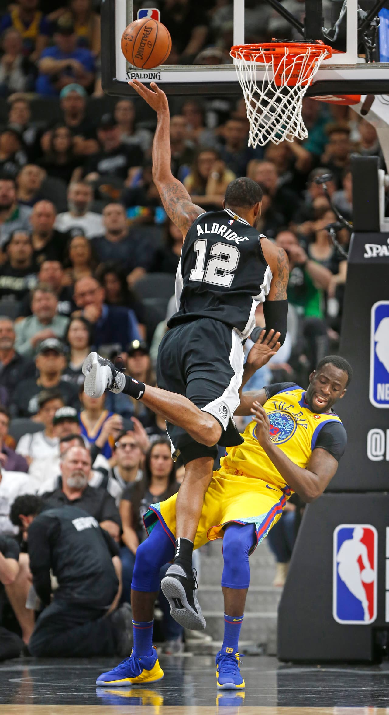 Por su parte, Draymond Green se lesionó, sumándose a la larga lista de enfermería de los Warriors. Sufrió un golpe en la pelvis, pero los rayos X confirmaron que no es de gravedad.