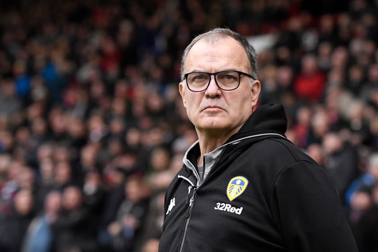 Marcelo 'El Loco' Bielsa es técnico del Leeds United en la Segunda División de Inglaterra y con este tradicional equipo cumple una campaña que lo acerca al ascenso.