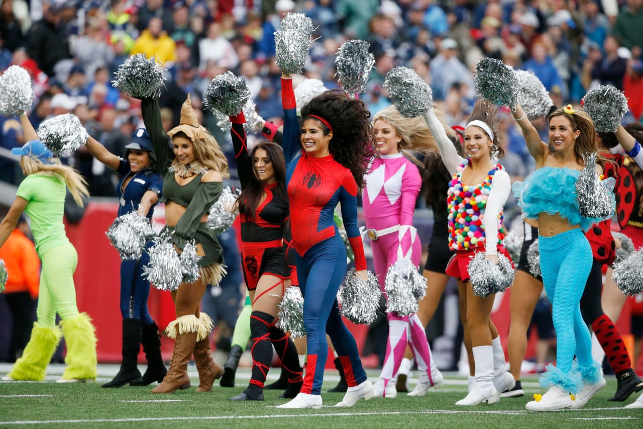 El Halloween y sus disfraces se tomaron la jornada del fútbol americano de la NFL, no solo entre las porristas sino también entre los fanáticos.