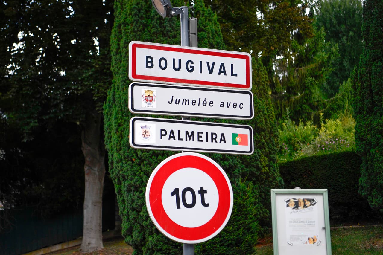 Como jugador del Paris Saint-Germain, Neymar vivió en una casa de lujo de cinco pisos y 5 mil metros cuadrados con alberca localizada en el barrio exclusivo de Bougival, en las afueras de la capital francesa.