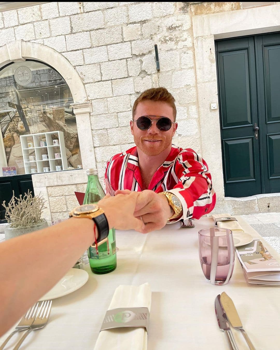 El amor no podía faltar y se nota que los recién casados están muy felices juntos.