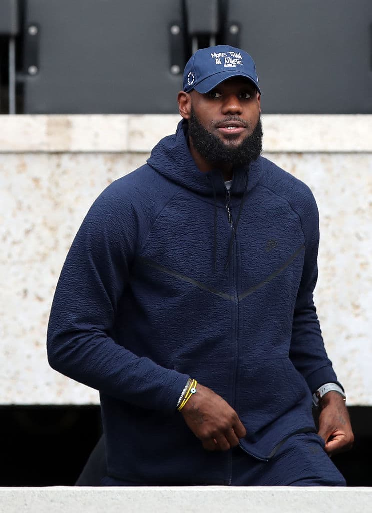 Viniendo de un trasfondo social y familiar muy humilde, James, uno de los atletas mejor remunerados en la actualidad en el mundo, le ha sido muy fácil acercarse a los desprovistos y ayudarles.