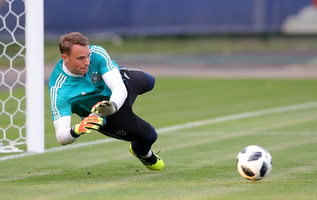 Manuel Neuer se recuesta en el entrenamiento para atajar un balón. Es necesario que un portero tan seguro se mantenga en ese nivel en el juego más importante para la Mannschaft en muchos años.