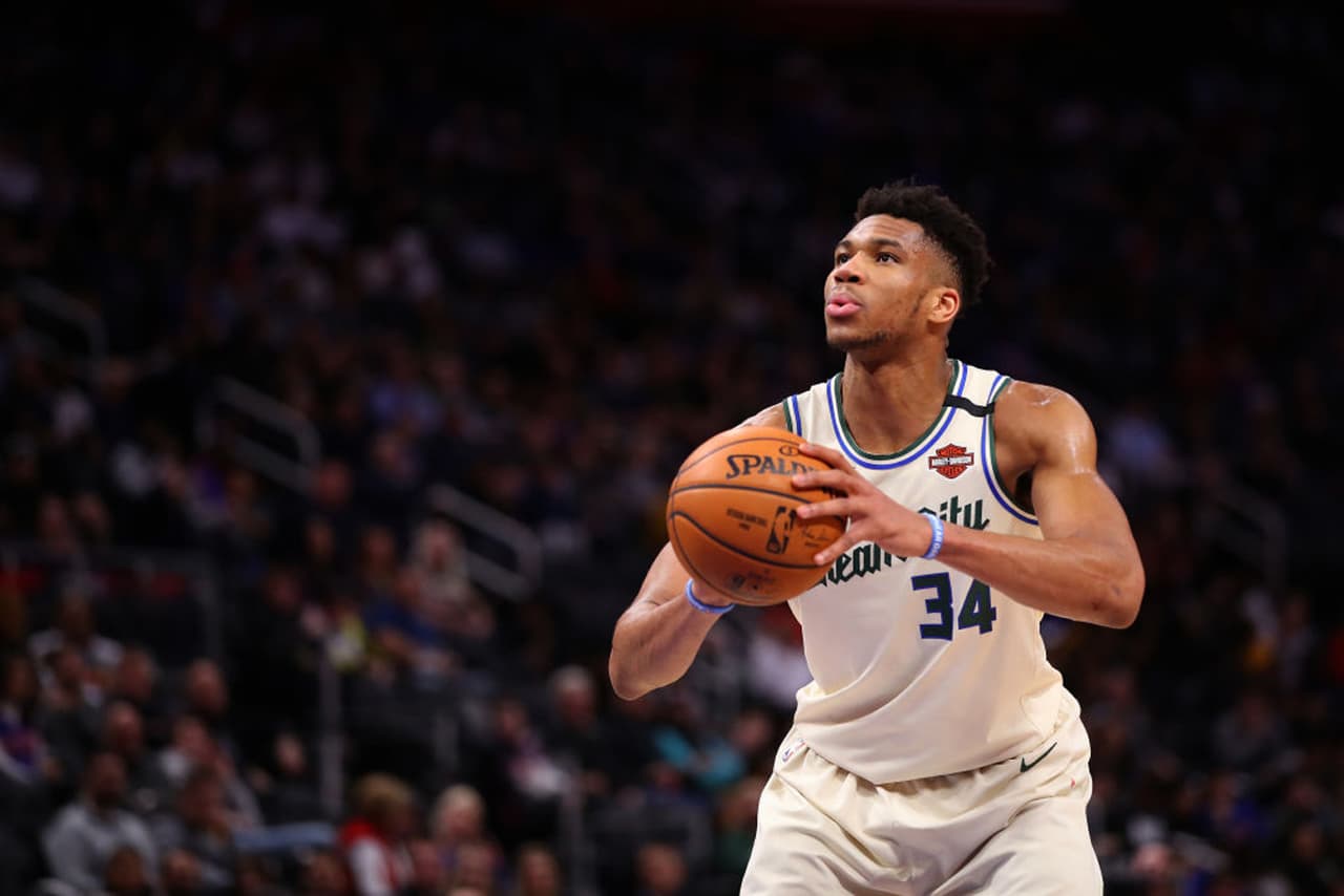 Antetokounmpo impulsa la victoria de los Bucks