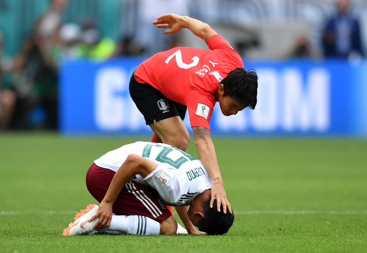 Los surcoreanos no pararon de cometer faltas sobre el #22 del Tri.