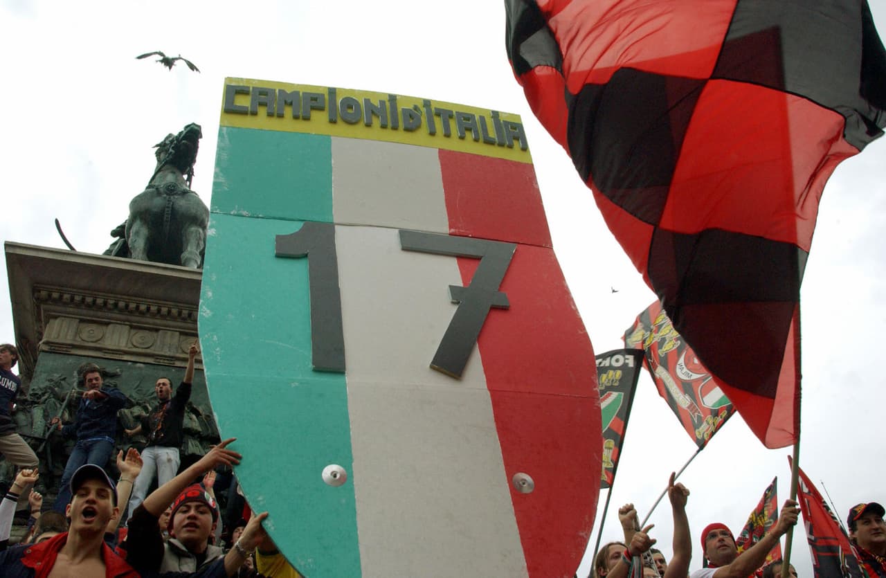 AC Milán festejó sus 100 años con la obtención del 'Scudetto' en 1999, en número 16 de los 18 que tiene en su palmarés en Italia.