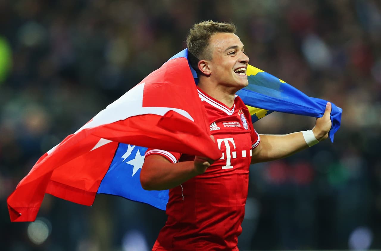 Regresando a Xherdan Shaqiri, celebró con una bandera mitad de Suiza y mitad de Kosovo cuando ganó la UEFA Champions League con el Bayern Múnich en 2012/13.