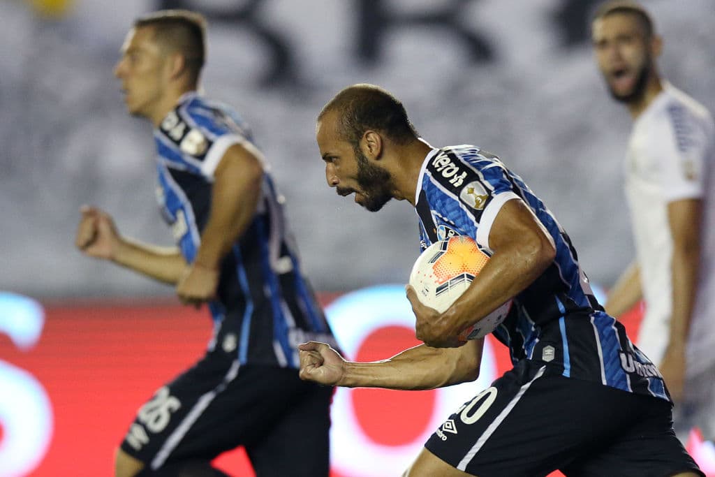 Santos sabe como jugar de local y hace que Gremio se arrepienta de haber pisado su cancha al vencerlos 4-1 y conseguir su lugar en las semifininales del torneo.