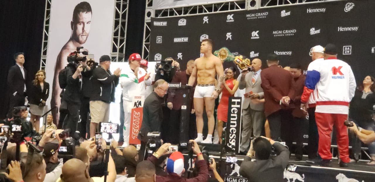 Saúl Álvarez presumió de un físico más trabajado que el ruso Kovalev en la ceremonia de pesaje.