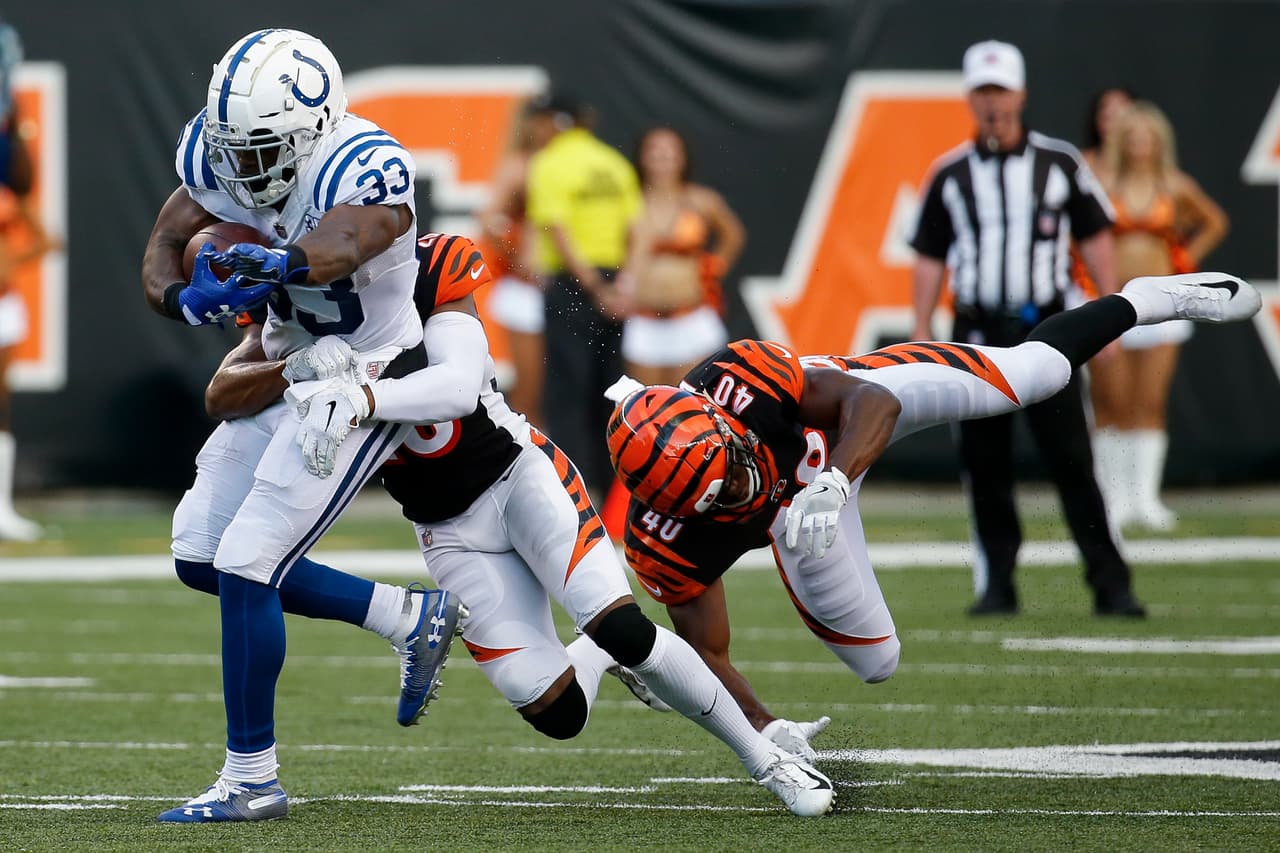 <b>Colts 27-26 Bengals</b>. El quarterback suplente de Indianapolis Phillip Walker completó 19 de 31 envíos para 263 yardas con dos touchdoowns y una intercepción y guiar a los suyos a un triunfo en gira.