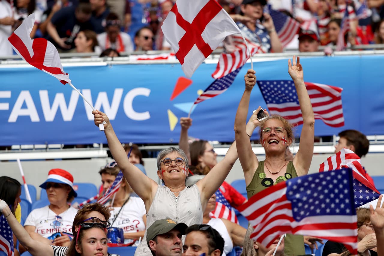 El Estadio de Lyon recibió este martes a los miles de fanáticos estadounidenses e ingleses que van a apoyar a sus equipos en la Semifinal del Mundial Femenino. La gran mayoría llegaron detrás del USWNT, que busca repetir la corona que logró en Canadá 2015.
