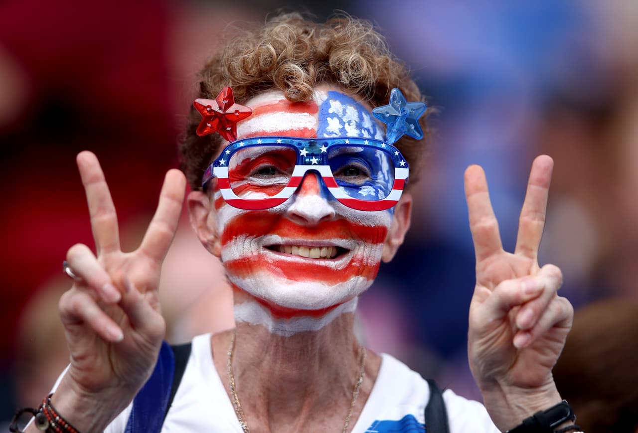El Estadio de Lyon recibió este martes a los miles de fanáticos estadounidenses e ingleses que van a apoyar a sus equipos en la Semifinal del Mundial Femenino. La gran mayoría llegaron detrás del USWNT, que busca repetir la corona que logró en Canadá 2015.