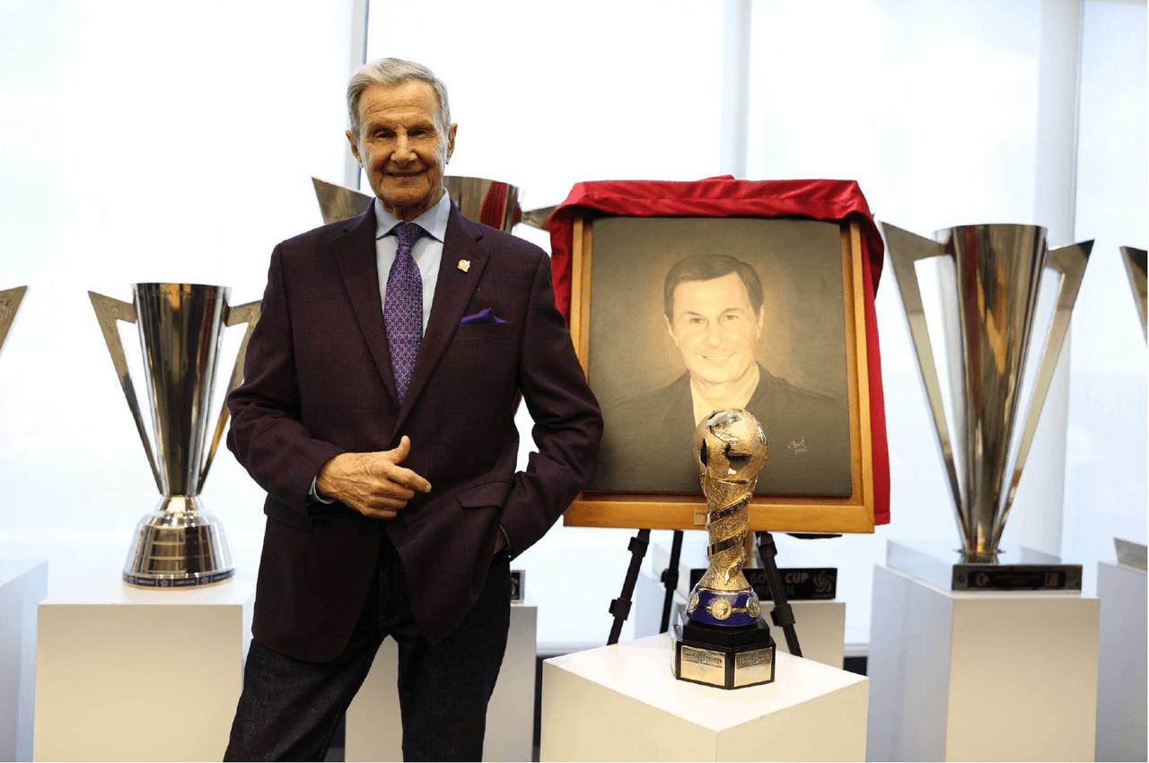 Enrique Borja recibe homenaje de la Federación Mexicana de Futbol