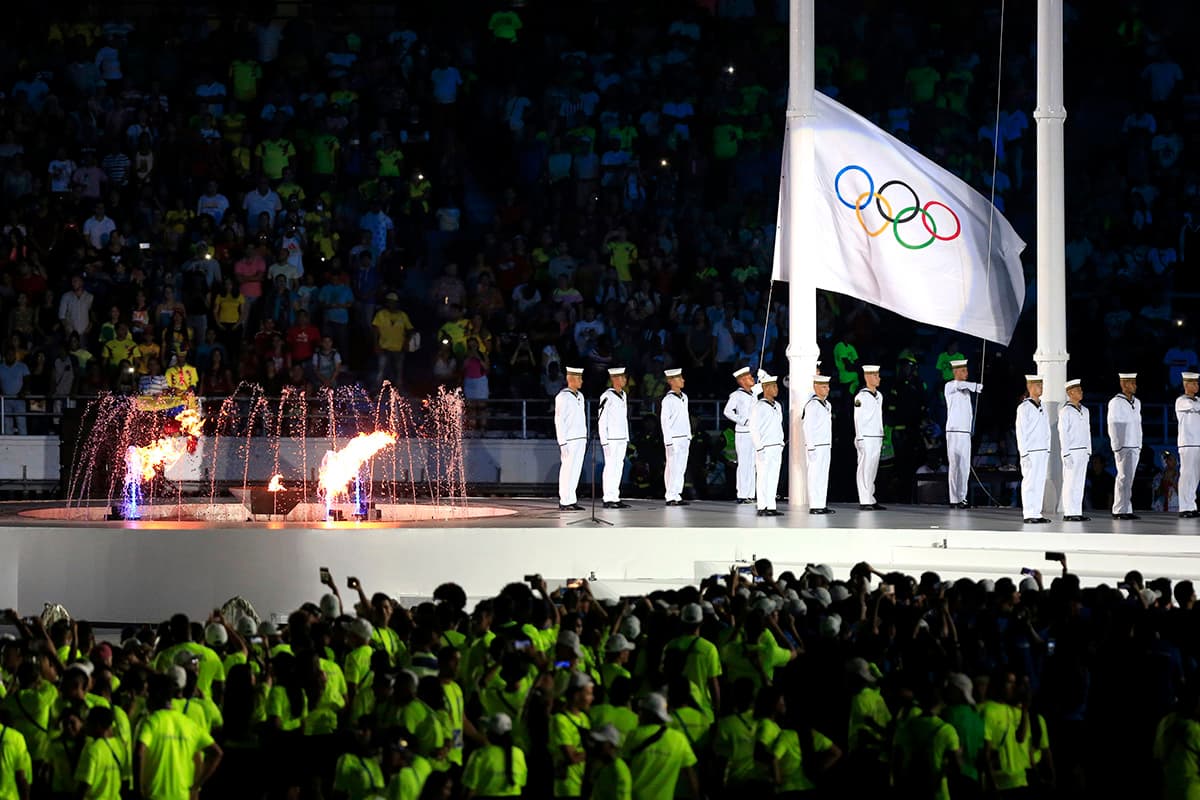 Los miembros de la Armada Nacional de Colombia retiraron la Bandera Olímpica tras el cierre de los juegos.