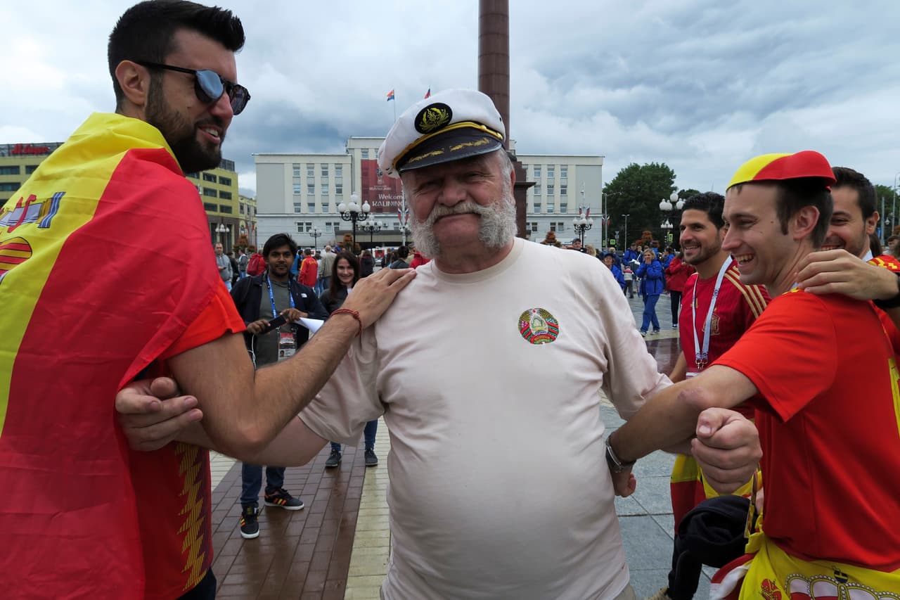 El duelo entre España y Marruecos mostró el lado más colorido y fraternal de los fanático en el último partido del grupo B para el Mundial de Rusia 2018.