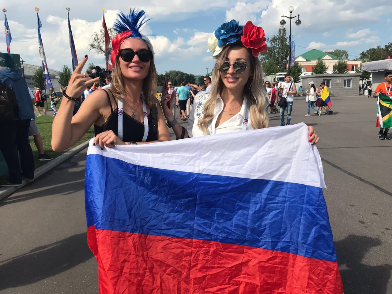 Fanáticas de Rusia ponen su colorido y alegría en la definición del tercer lugar del Mundial de Rusia 2018 entre Bélgica e Inglaterra en San Petersburgo.