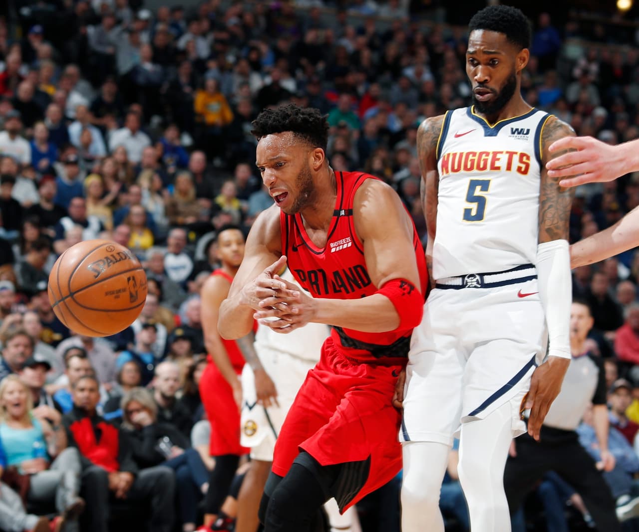 Los Portland Trail Blazers se impusieron 97-90 a los Denver Nuggets en Pepsi Center este miércoles y la serie de segunda ronda de Playoffs de la Conferencia del Oeste se iguala a un triunfo por bando. Estas son las mejores imágenes del Juego 2 de esta contienda.