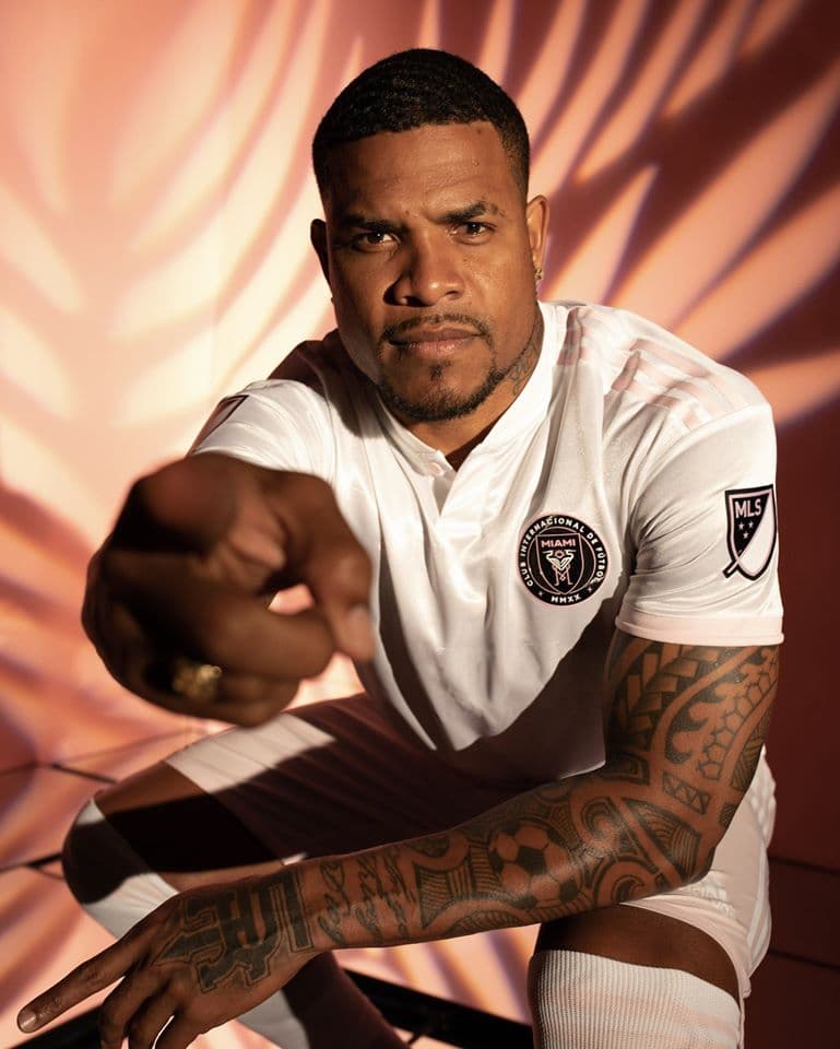 Un cuarto de siglo después del nacimiento de MLS, surge un nuevo equipo en el sur del estado de Florida. El central Román Torres luce la camiseta principal del club.