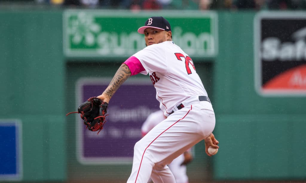 Con mensajes en el rostro, en los zapatos, con guenteletas, muñequeras, guantes, bates y detalles en las bases y otras señales, los peloteros en las Ligas Mayores celebraron el Día de las Madres tiñendo los diamantes de Major League Baseball de rosa. Aquí el lanzador abridor mexicano de los Boston Red Sox Hécot Velázquez, salpicado de rosa en su indumentaria.