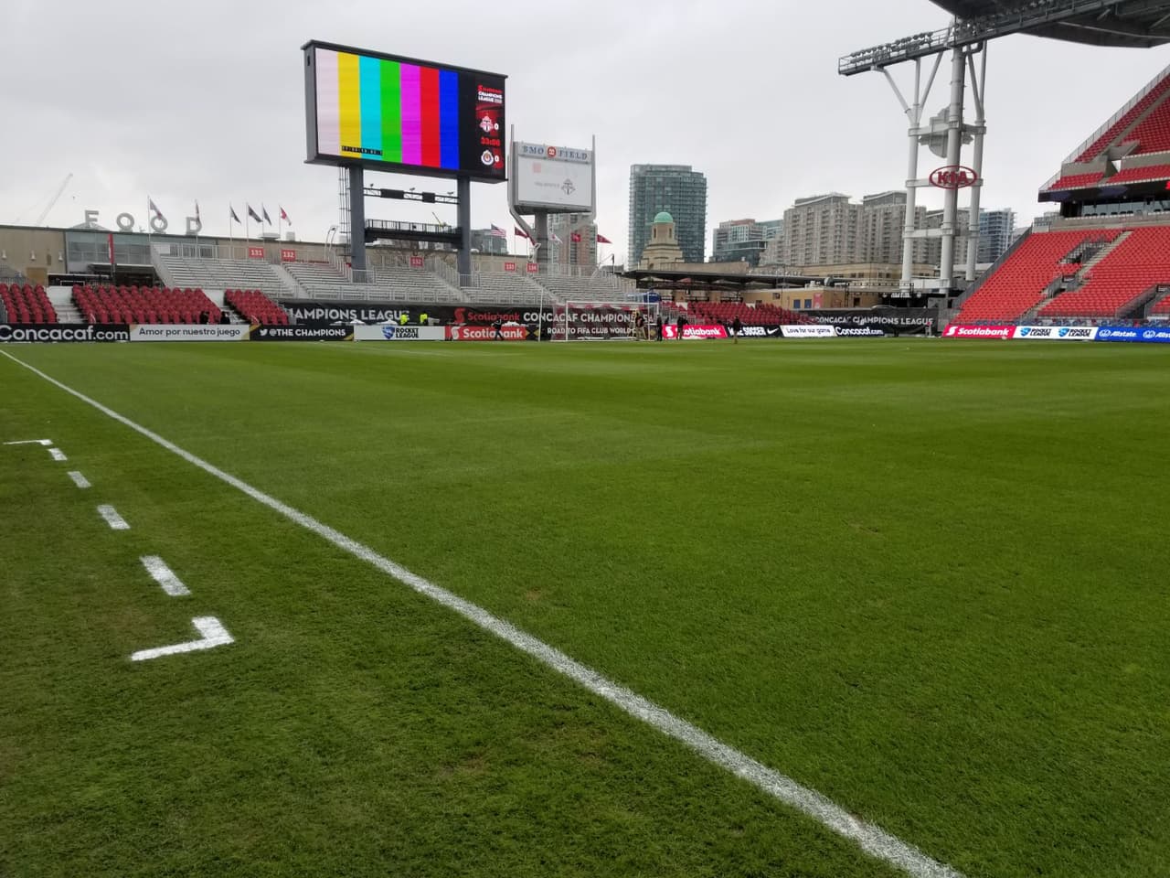 Las condiciones del terreno son aceptables para el juego de ida entre Toronto FC y Chivas de Guadalajara, en medio de un clima frío que sin duda cuenta como factor en el escenario.