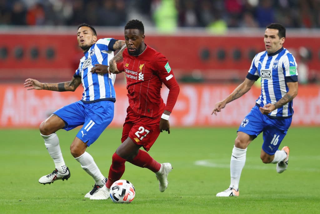 Origi se lleva a dos jugadores de Rayados, pero no conseguí marcar el tanto para el Liverpool.