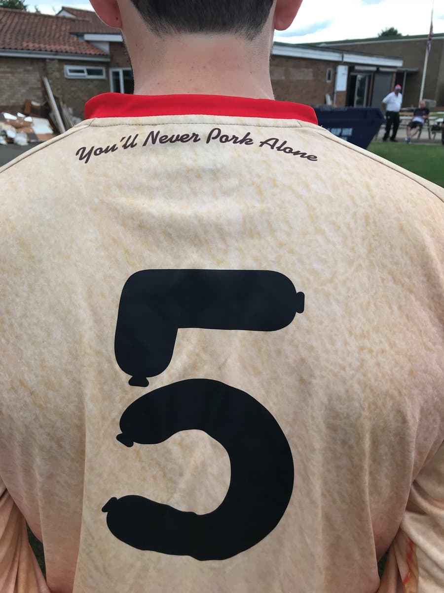 "Nunca comerás cerdo solo", reza la leyenda de la curiosa playera en la parte posterior.