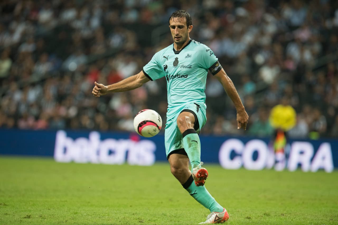Con una técnica y elegancia como pocos, además de mucho carácter, fuerza y actitud, Carlos Izquierdoz es un líder nato en la defensa y el equipo, así lo demostró en Lanús, Santos y Boca Juniors.