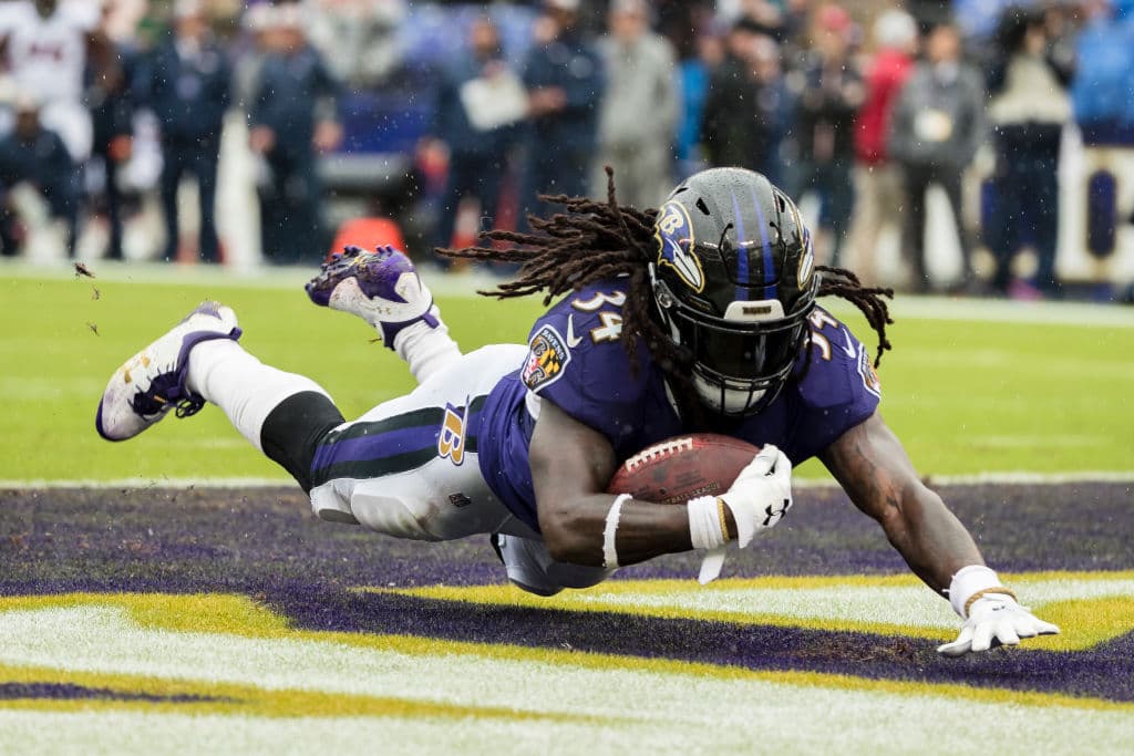 Pero los Ravens reaccionaron rápido. Alex Collins (34) tuvo un acarreo de seis yardas para igualar los cartones 7-7 en el mismo primer cuarto.