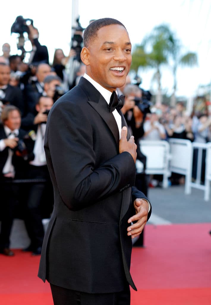 El Dr. Bennet Omalu es un neuropatólogo forense que descubrió el síndrome postconmoción cerebral, que tanto daño causó a numerosos jugadores de fútbol americano, provocando incluso el suicidio de muchas estrellas de la liga NFL afectadas por el síndrome, como Dave Duerson y Junior Seau.
<br>