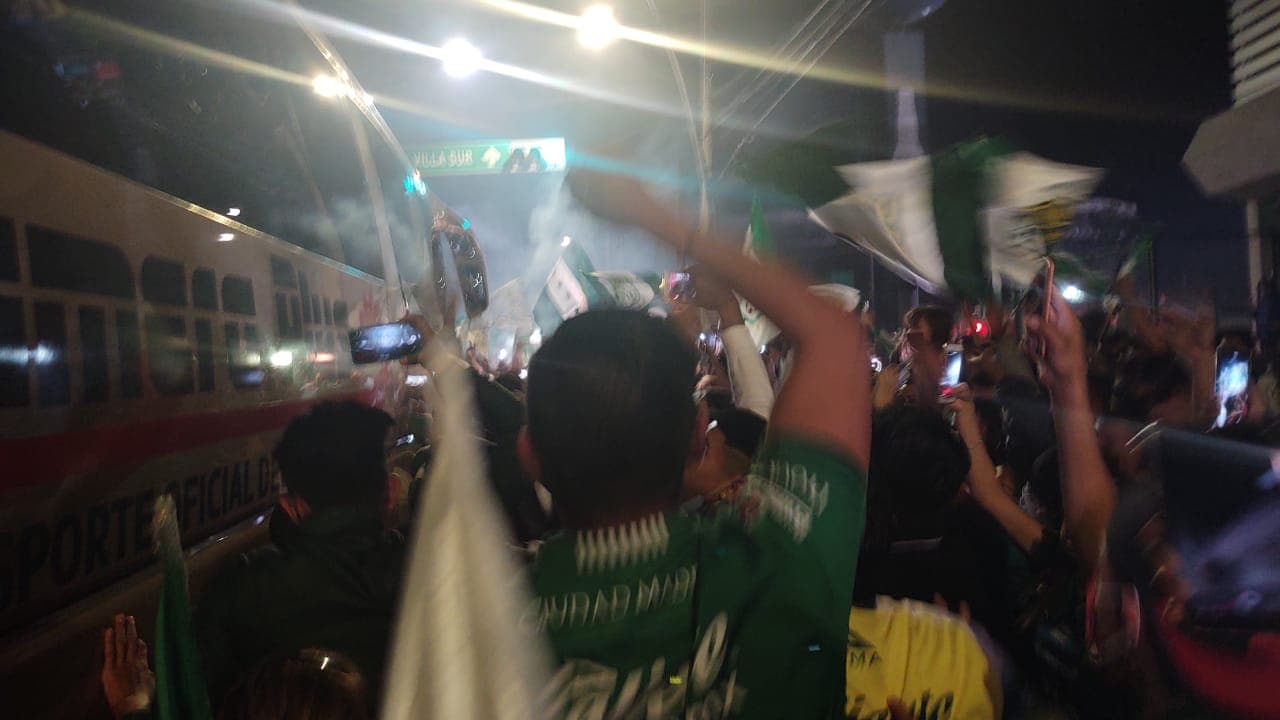 Así se vive la previa de la Semifinal de vuelta León vs Chivas | Los aficionados del conjunto esmeralda dejaron de lado los protocolos sanitarios para apoyar en el Estadio de León.