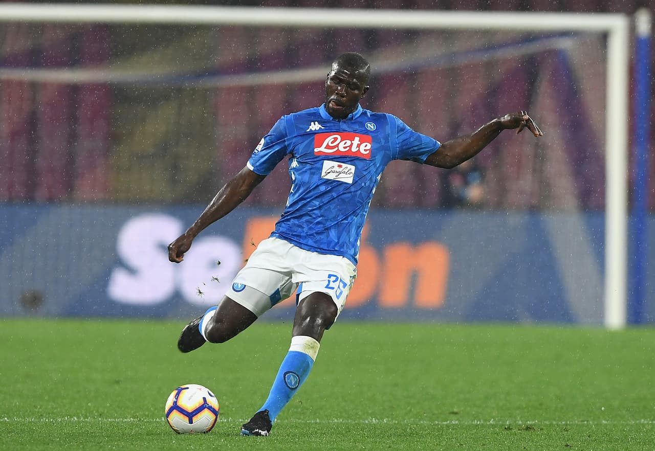 Medios italianos advirtieron que PSG hizo una oferta de 85 millones de euros (unos 95 millones de dólares) por el senegalés Kalidou Koulibaly, pero que Nápoles espera al menos 120 millones de euros (unos 134 millones de dólares) por su fichaje.