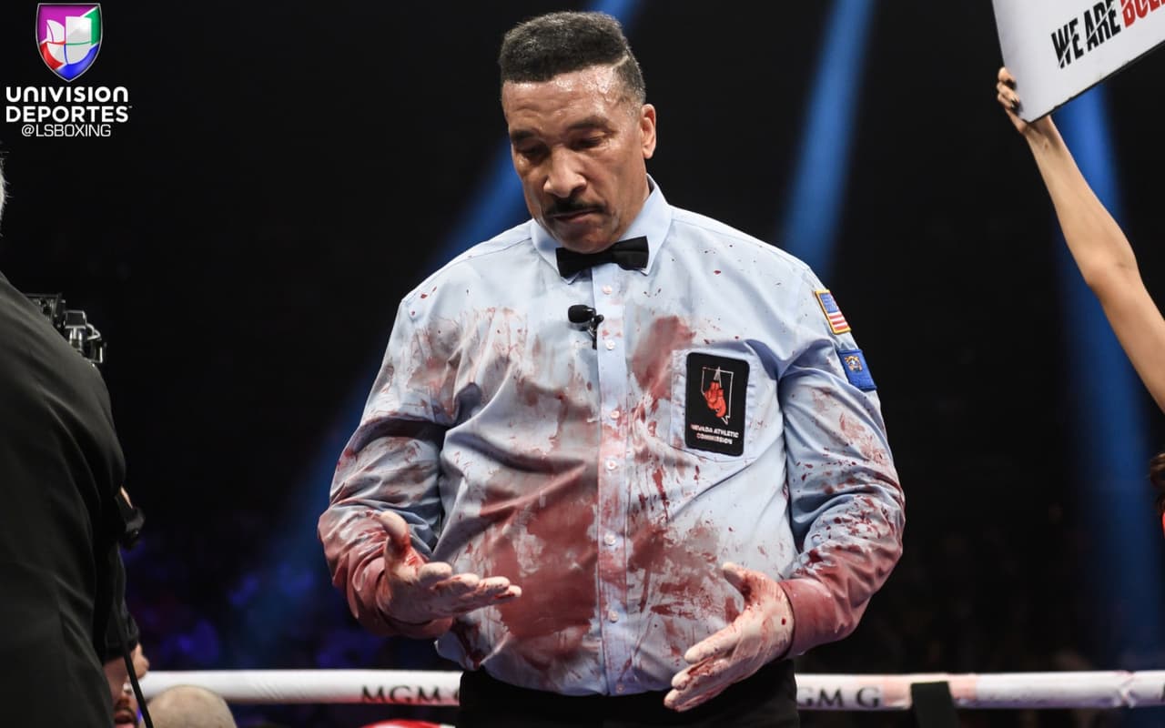 Aquí una muestra de cómo estaba ya cerca del décimo asalto el árbitro Weeks, prácticamente como si se hubiera vertido una copa de vino tinto en la camisa azul claro.