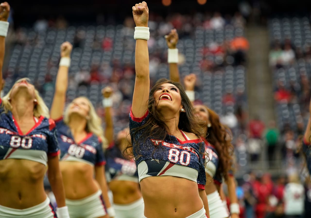 Disfruta de las mejores imágenes de las porristas en la Semana 11 de la NFL.