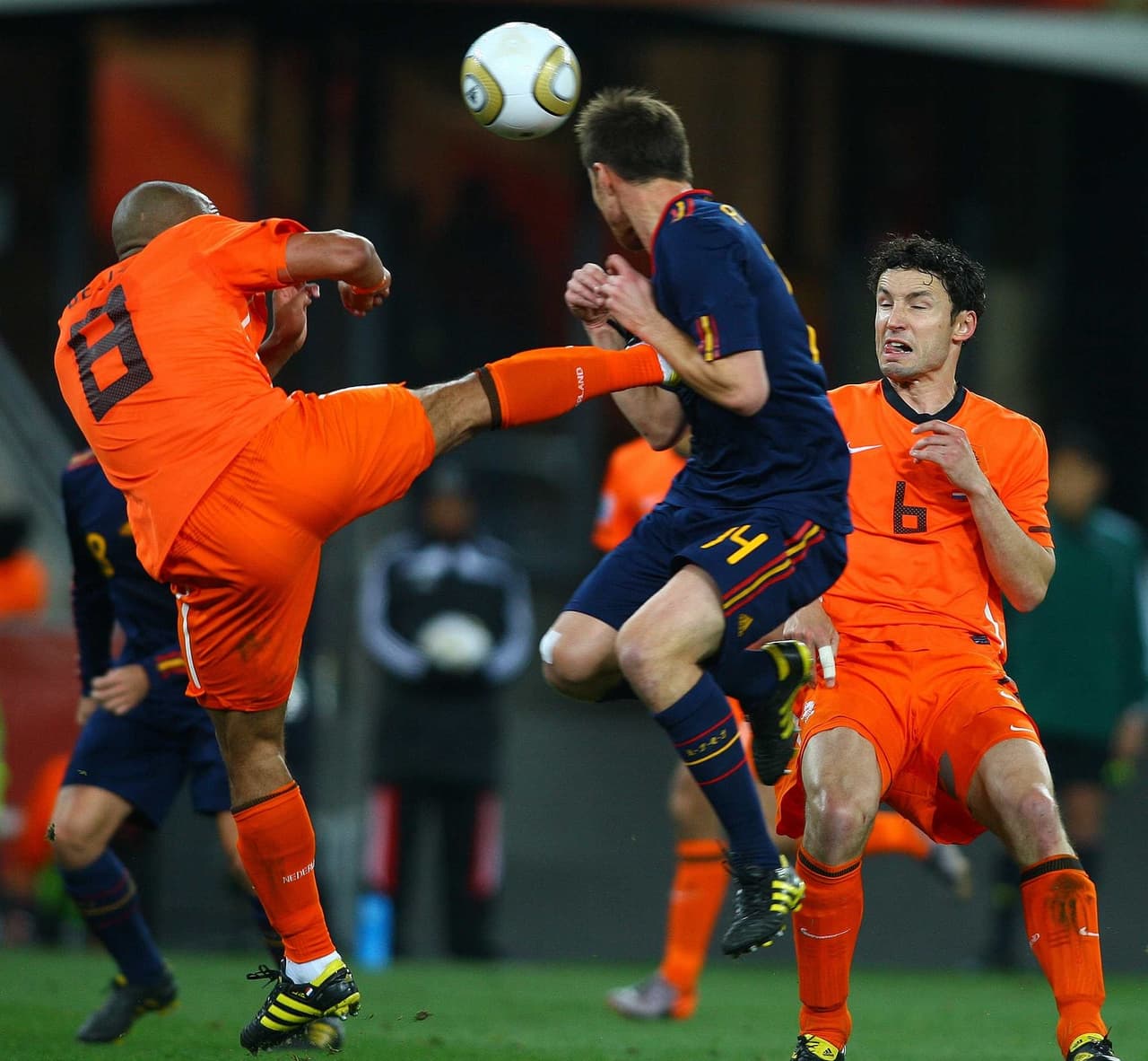 Y es que jugadores tulipanes como Nigel de Jong se pasaron el juego cazando las piernas de los futbolistas españoles.