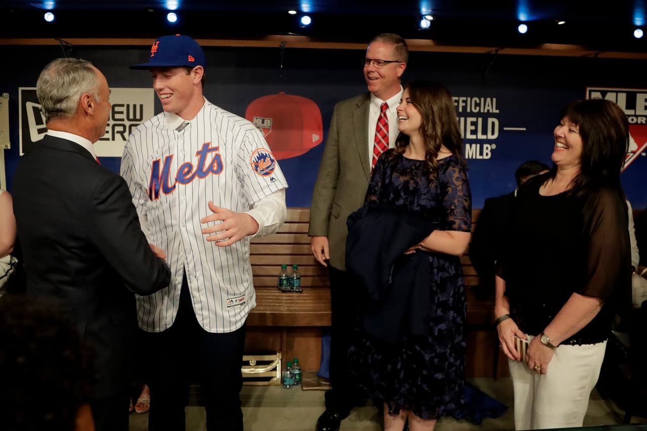 El comisionado de las Ligas Mayores Rob Manfred saluda y felicita a Brett Baty.