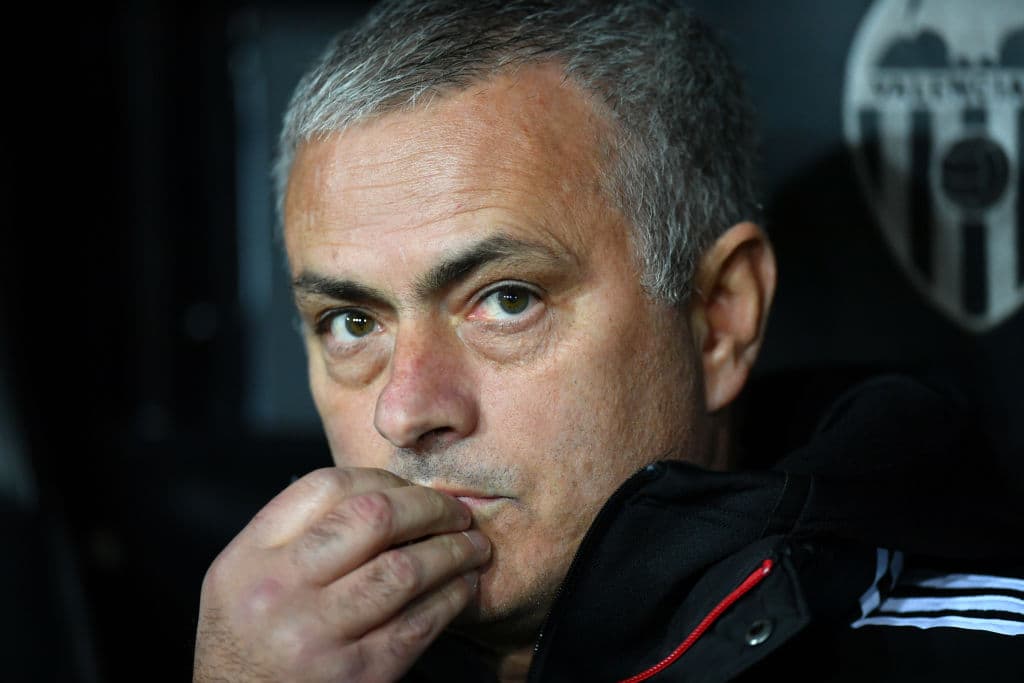 No fue una noche fácil para el siempre controversial entrenador del Manchester United José Mourinho en su partido de la Champions League, esto dio mucho material gráfico.