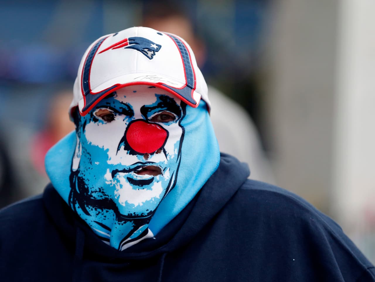 Los fanáticos de Patriots no perdieron la oportunidad para lucir la playera en la que se refieren al comisionado de la NFL como un payaso. Obvio, en este caso como máscara.