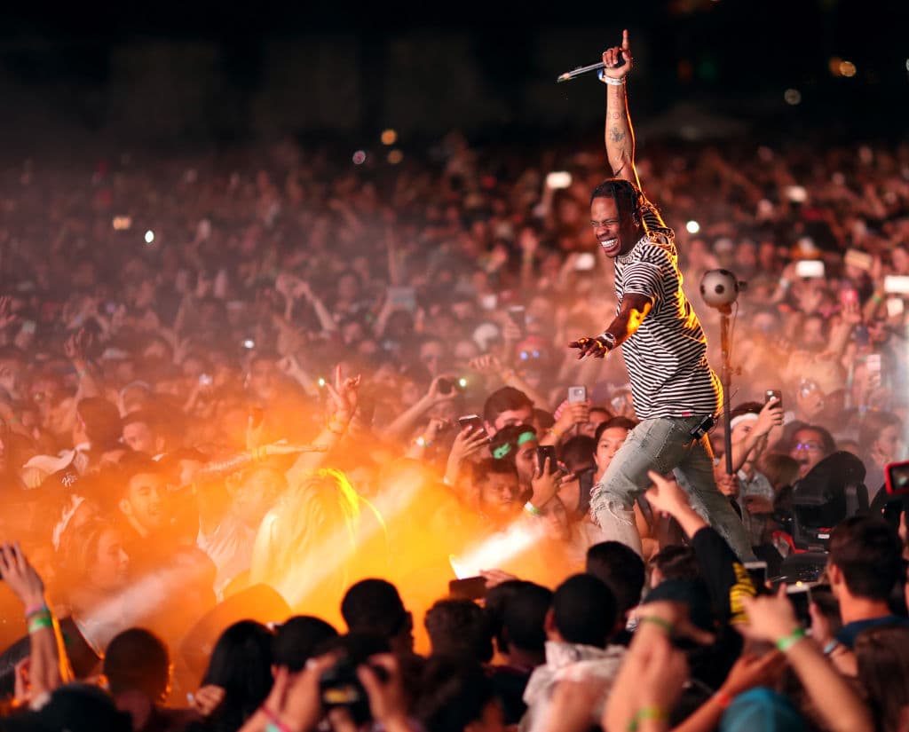 Las autoridades están investigando la causa del "evento de víctimas masivas", que se desarrolló en una actuación al aire libre de Scott en el festival el viernes por la noche.
