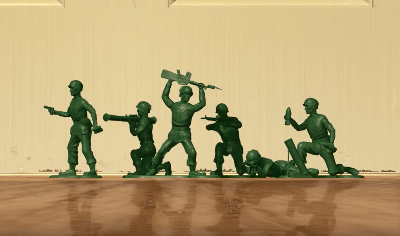 El animador Pete Docter clavó sus zapatos en una tabla de madera anduvo así durante un día para estudiar los movimientos de los soldados.