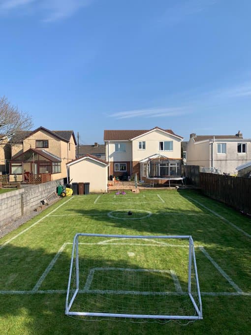 Padre construye campo de futbol a sus hijos.