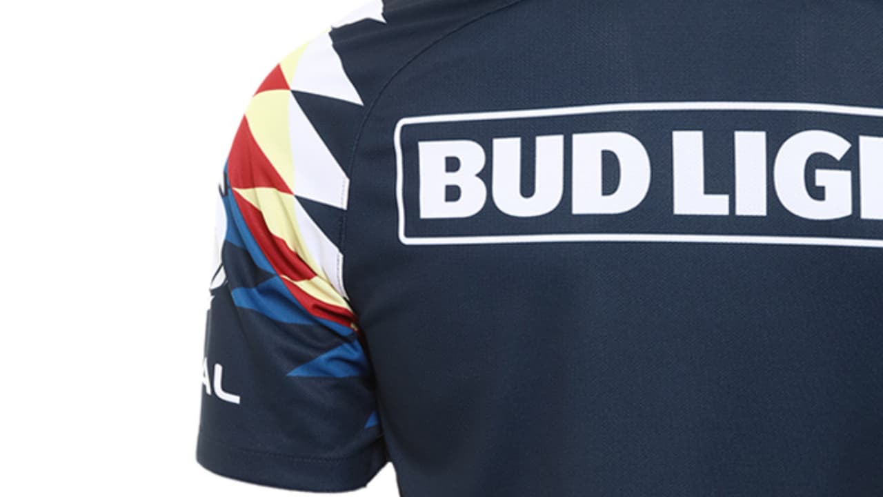 Después de varios rumores y filtraciones, por fin se dio a conocer la primera de las playeras del América para la próxima temporada. Como en el antepasado curso, los patrones de plumas de Águila vuelven en este jersey de visitante con los colores característicos del club.