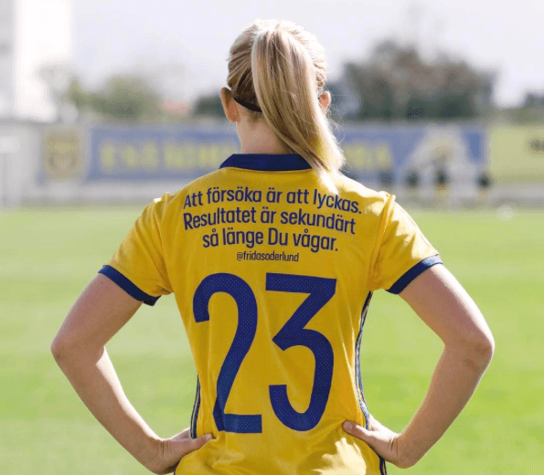 "Intentar es tener éxito. El resultado es secundario, siempre y cuando te atrevas" - Las jugadoras del equipo sueco eligieron los tuits entre mujeres destacadas de su país en una iniciativa de la Federación de Futbol por entregarle un mensaje inspirador a las jóvenes de su país.