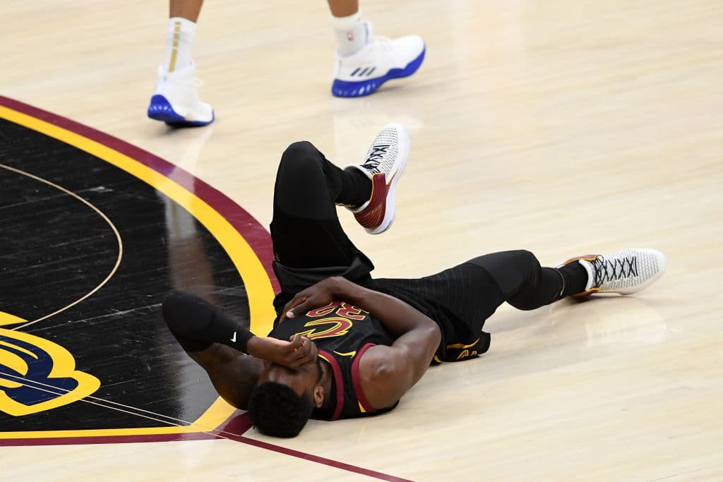 Green, quien aparece tumbado en la duela, probó de primera mano la dureza con la que se jugó en el tercer partido de las Finales. Se recuperó y jugó 18 munutos, aunque pasó inadvertido.