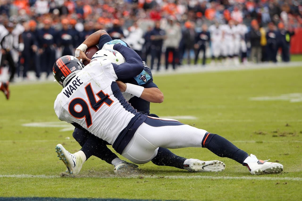 <b>43 OLB - <a href="http://www.univision.com/deportes/futbol-americano/national-football-league/se-retira-demarcus-ware-the-sackmaster-video" target="_blank">DEMARCUS WARE</a> <a href="http://www.univision.com/deportes/futbol-americano/national-football-league/demarcus-ware-anuncia-su-retiro-tras-12-temporadas-en-la-nfl" target="_blank">ANUNCIÓ SU RETIRO</a></b>
<br>Ware sigue siendo una fuerza de paso dominante cuando está sano, pero él está viendo menos y menos jugadas de presión con el paso de cada temporada. Con Shane Ray y Shaquil Barrett mostrándose como promesas frente a Von Miller, ¿Denver le dará la bienvenida a Ware de nuevo para otra campaña? EQUIPO INTERESADO: COWBOYS